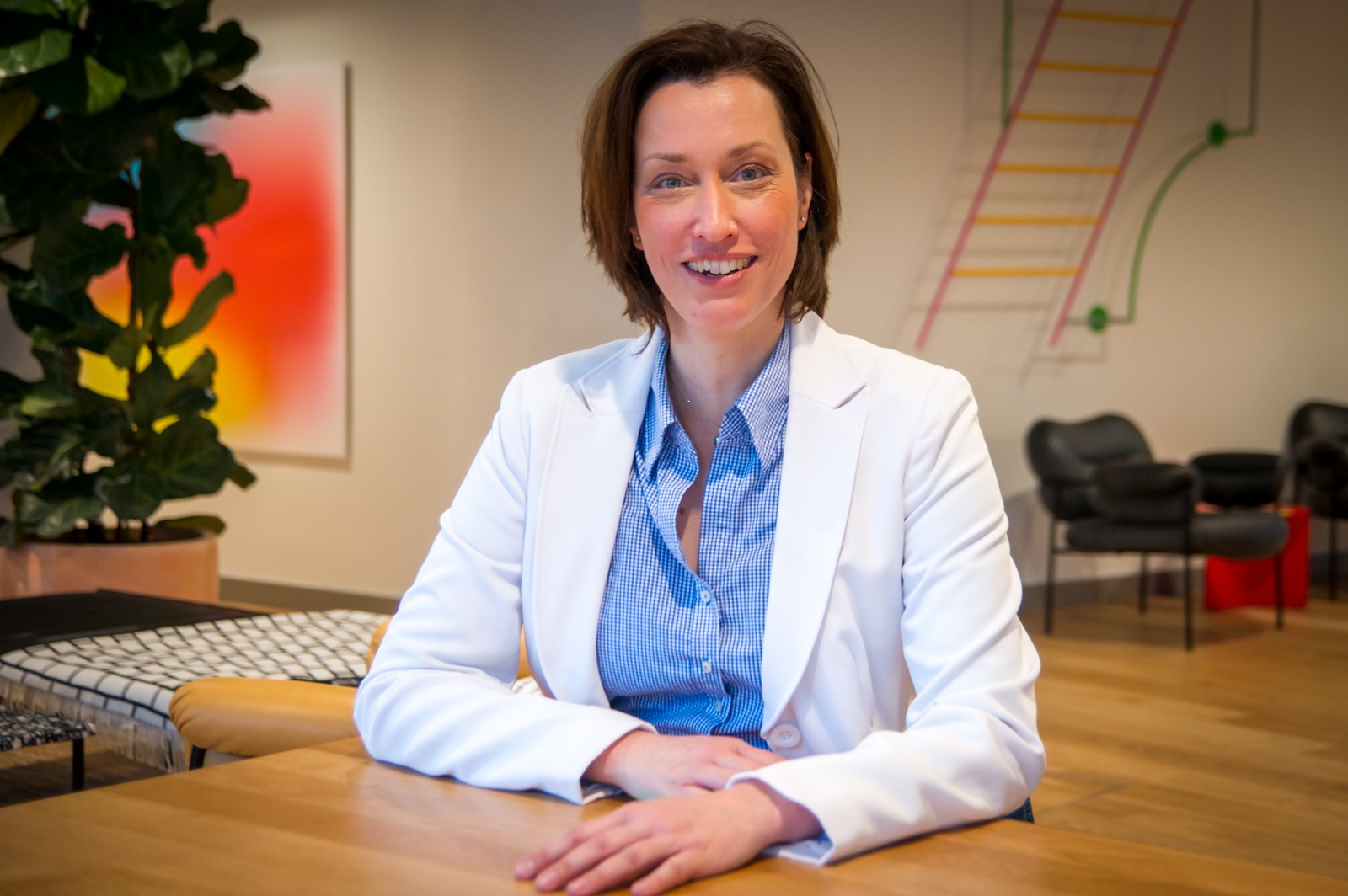 Julia Staffa – Ihre Ansprechpartnerin für agile Entwicklung Julia Staffa lächelt freundlich im Gespräch – moderne Führungspersönlichkeit mit Expertise und Nahbarkeit.