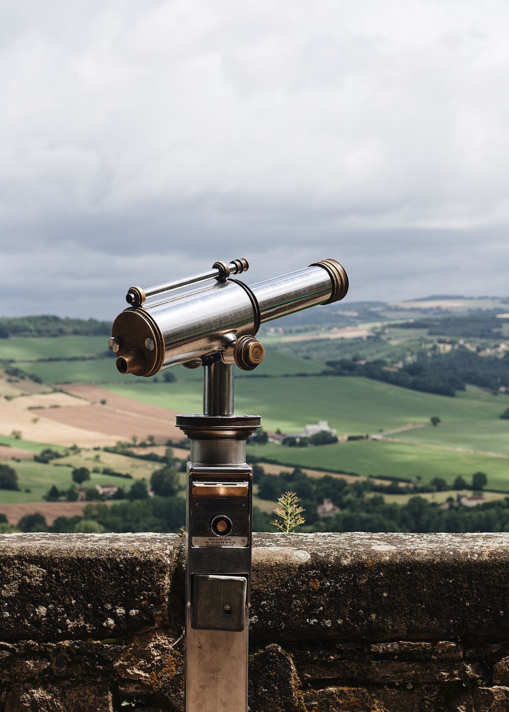 Weitblick gewinnen – Strategisch führen mit Überblick Fernrohr mit Blick über weite Landschaft – Symbol für strategischen Weitblick, Orientierung und Fokus.